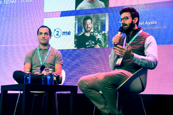 Ignacio Santos, CEO de Fazil Crypto, a la izquierda, y Gabriel Ayala, director de la Business Unit Bit2Me API a la derecha