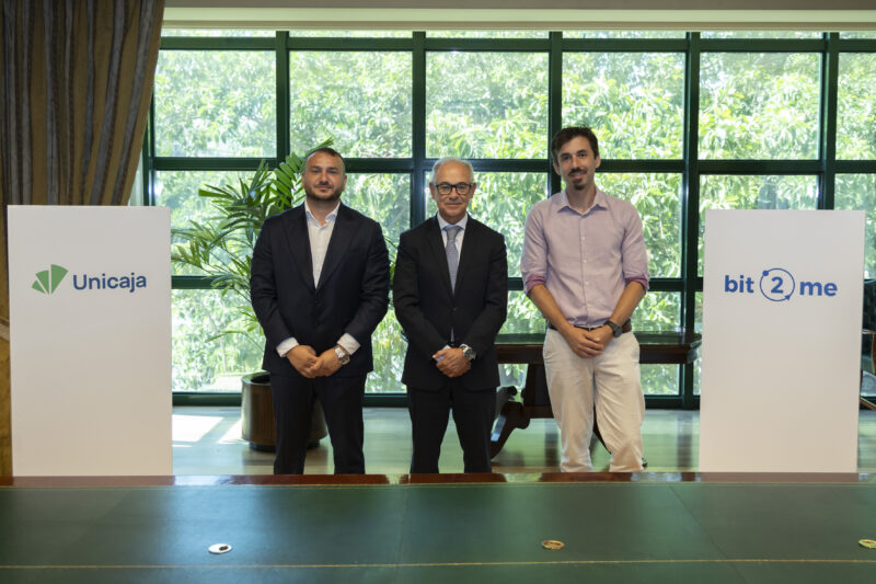 Andrei Manuel (izq), COO y cofounder de Bit2Me, Isidro Rubiales, CEO de Unicaja, y Leif Ferreira, CEO y cofounder de Bit2Me