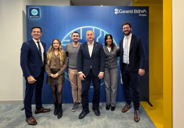 Da direita para a esquerda: Gabriel Ayala, Diretor Geral de Banking Solutions da Bit2Me; Korcan Abali, Fundador e CEO da Garanti BBVA Dijital Varliklar; Kayra Sengul, Head of Trading; Umut Özaşkın, Trader; Zeynep Akdan, Especialista em Ativos Digitais; Abel Peña, CSO da Bit2Me.